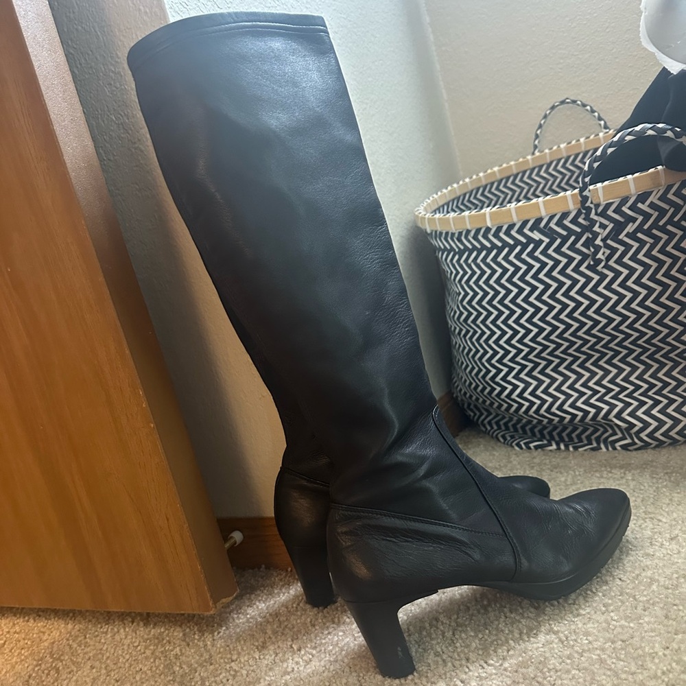 Aquatalia | Knee-High Fitted Boots in Black Leather, size 9
